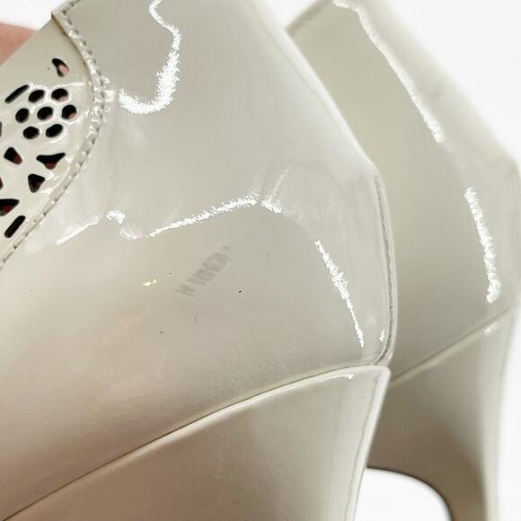 Manolo Blahnik White Leather Laser Cut Bb 105 Floral Pointed Toe Pump IT 38.5 - Picture 10 of 14